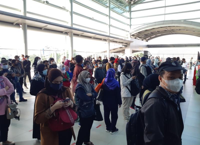 Antrean penumpang KRL di Stasiun Bekasi, Senin (23/5/2022).