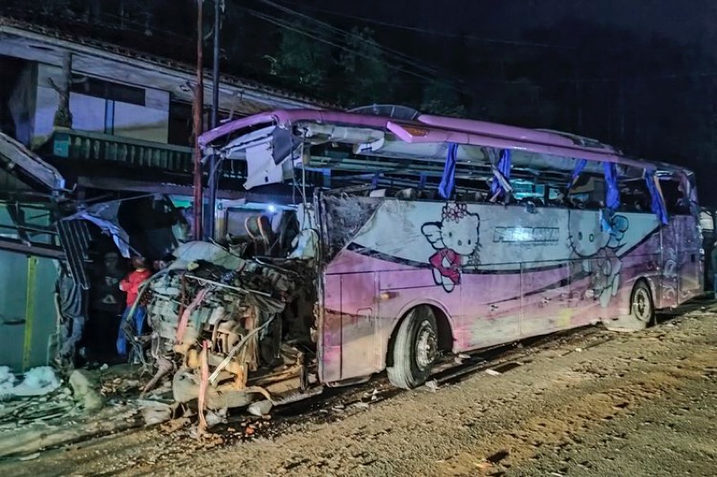 Kondisi bus Pariwisata menabrak rumah warga di Payungsari, Kecamatan Panumbangan, Kabupaten Ciamis, Jawa Barat, Sabtu (21/5/2022). Foto: kompas.com.