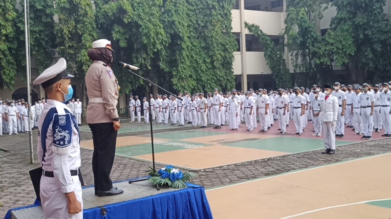 Dalam rangka memberikan edukasi tentang keselamatan berlalulintas, Satlantas Polres Metro Bekasi Kota menyambangi SMK Karya Guna Bhakti 1 di kelurahan Duren Jaya, kecamatan Bekasi Timur, Senin (23/5/2022). Foto: ist.