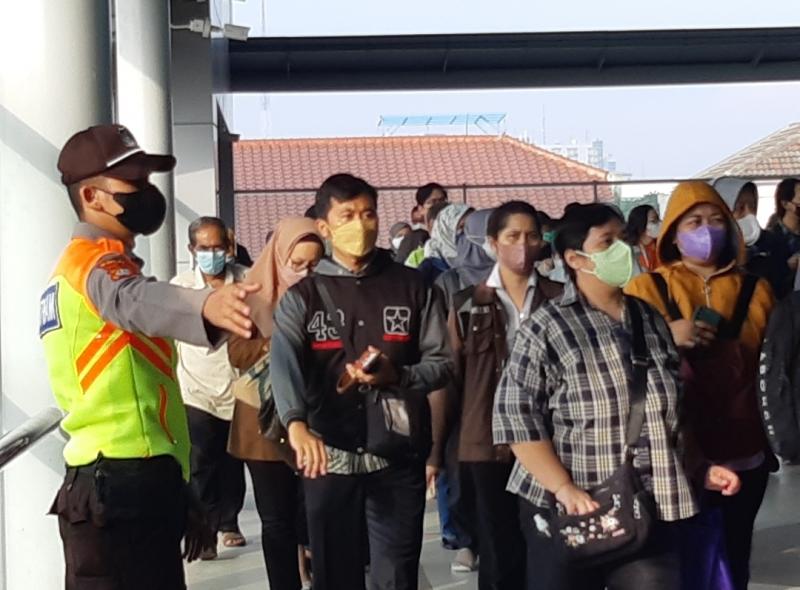 Petugas di Stasiun Bekasi melakukan penyekatan kepada penumpang yang hendak masuk menuju peron, Senin (23/5/2022).