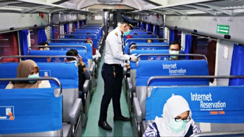 Ilustrasi penumpang kereta api tetap memakai masker. (Foto:Ist.)