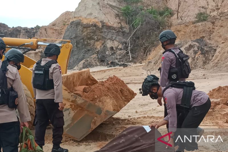 Detasemen Gegana Satbrimobda Polda Kaltara, Senin (23/5/2022) mengamankan bom peninggalan perang dunia kedua berukuran panjang sekitar satu meter diameter 80 centimeter. (Foto:Antara)