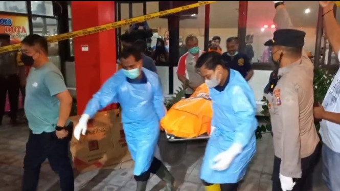 Jenazah korban dievakuasi petugas menuju RSUD Soeroto Ngawi untuk divisum. (Foto:tvonenews.com))