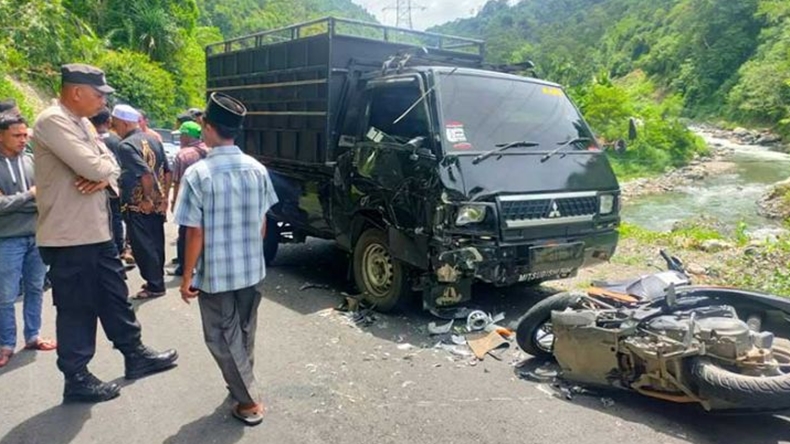 Kondisi sepeda motor korban tampak ringsek bertabrakan dengan pikap Mitsubishi L-300. (Foto:iNews.id)