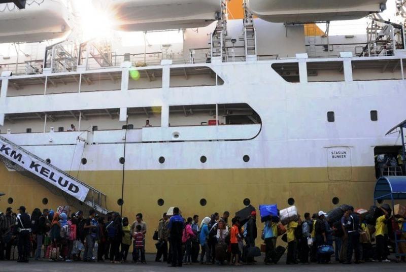 Ilustrasi penumpang mengantre naik ke atas Kapal Pelni KM Kelud. (Foto:Ist.)  