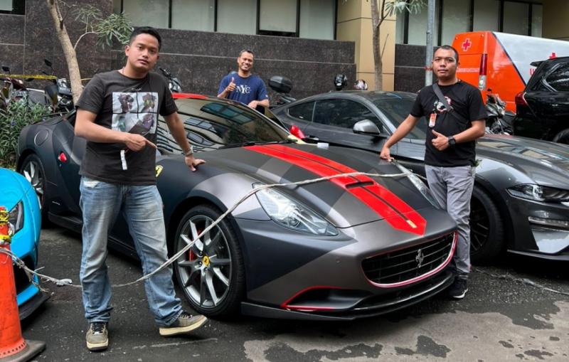 Mobil Ferrari Indra Kenz yang disita polisi. 