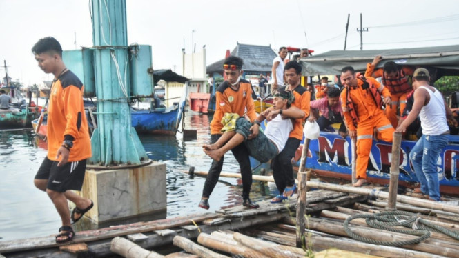 TNI-Polri dan Tim SAR mengevakuasi para pekerja Pelabuhan Tanjung Emas yang terbak banjir rob. (Foto:tvonenews.com)