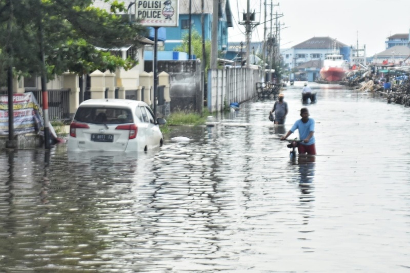 Suasana banjir di lingkungan Pelabuhan Tanjung Emas Semarang