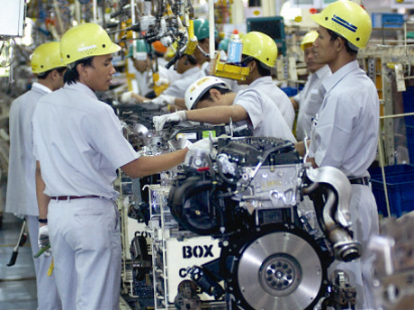 Ilustrasi pekerja sedang beraktifitas di pabrik Toyota. (Foto:detik.com)