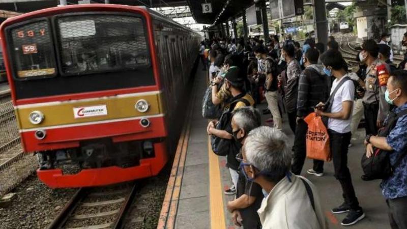 Ilustrasi kereta rel listrik (KRL) melayani penumpang. (Foto:Ist.)