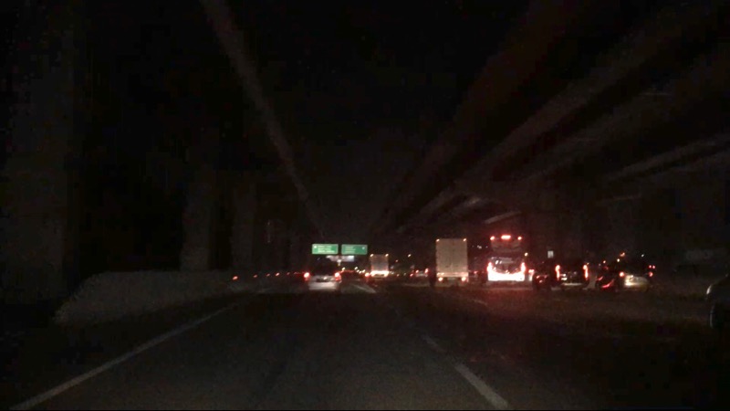 Kendaraan dari Jakarta yang mengarah ke Bekasi ramai lancar, Rabu (25/5/2022) malam. Foto: BeritaTrans.com.