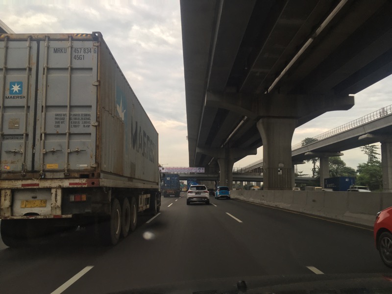 Tol Bekasi arah Jakarta ramai lancar kendaraan, Rabu (25/5/2022) sore. Foto: BeritaTrans.com.