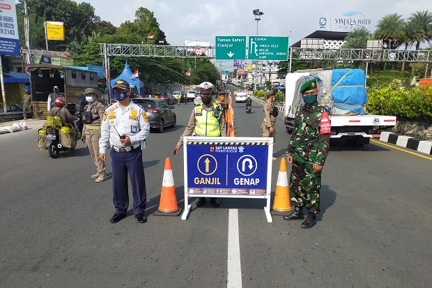 Mulai siang ini polisi berlakukan sistem ganjil genap di jalur puncak Bogor. 