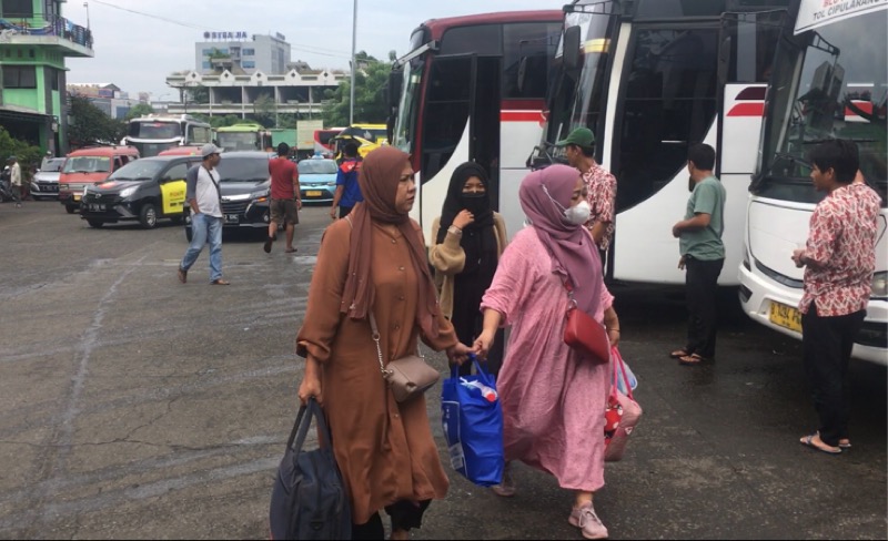 Penumpang bus antarkota di Terminal Kota Bekasi, Kamis (25/5/2022). Foto: BeritaTrans.com.