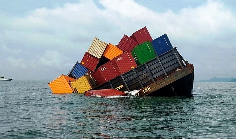 Posisi tongkang miring diterjang gelombang tinggi muatan 12 kontainer terjembur ke laut. (Foto:sudutbatam) 