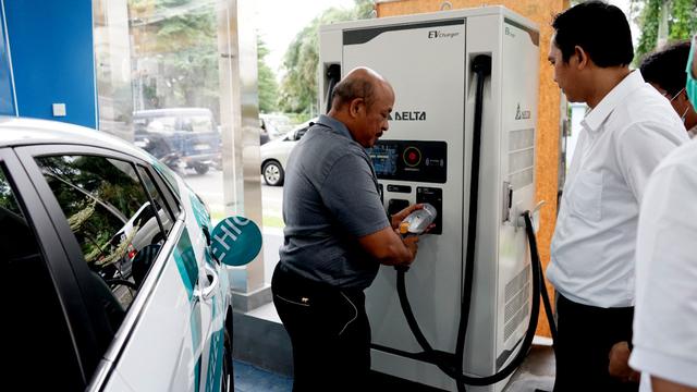 Salah satu stasiun pengisian kendaraan listrik umum (SPKLU) yang sudah bisa digunakan pemilik kendaraan listrik di Sumatera Utara. (Foto:Liputan6.com)