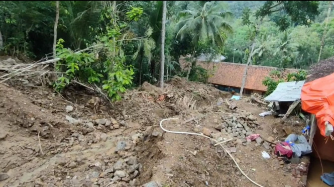 Material longsor menutup ruas jalan kabupaten di Kulonprogo. (Foto:tvonenews.com)