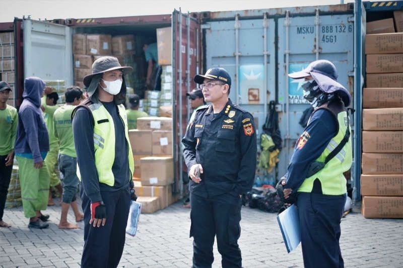 Kantor Bea Cukai Tanjung Emas Semarang mencatat 185 peti kemas terdampak banjir rob di kawasan pelabuhan di Kota Semarang. (Foto:Antara)