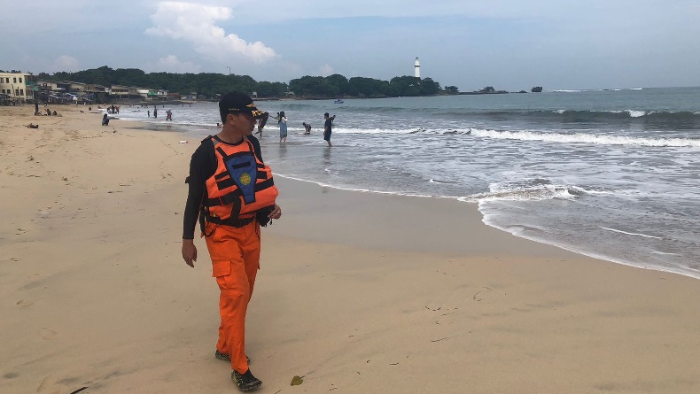 Anggota tim SAR gabungan menyisir kawasan pantai dari Santolo hingga Cikelet sejauh 5,2 km untuk mencari korban Agus Bako. (Foto:iNews.id)