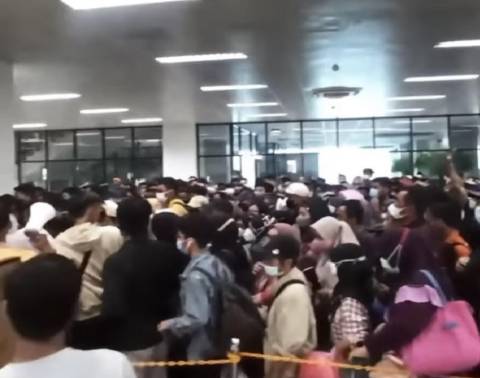 Calon penumpang KRL memadati Stasiun Manggarai, Jakarta. (Foto:Sindo)