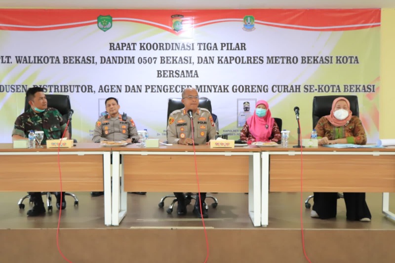Dalam rangka upaya menstabilkan harga minyak goreng curah di Kota Bekasi, Polres Metro Bekasi Kota gelar rapat Kordinasi 3 Pilar Kota Bekasi. Foto: ist.