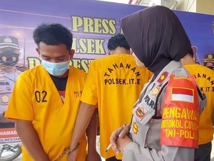 Tersangka pencuri di mess perwira Kemenhub Palembang tertangkap. (Foto:iNews.id)