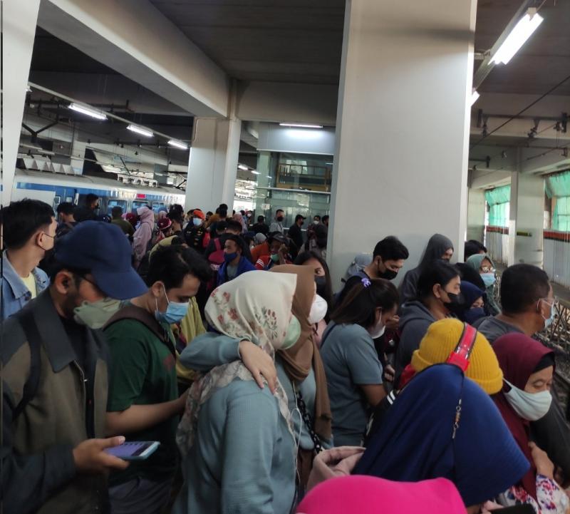 Penumpukan penumpang di Stasiun Manggarai. (Foto:Twitter)