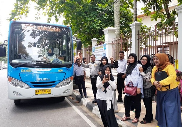 Ilustrasi masyarakat berswafoto di depan bus Trans Siginjai. (Foto:Ist.)