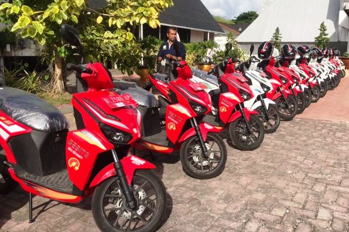 Motor listrik Gesits sebelum diserahkan terlihat diparkir di Anjong Mon Mata, Pendopo Gubernur, Banda Aceh. (Foto:Antara)  