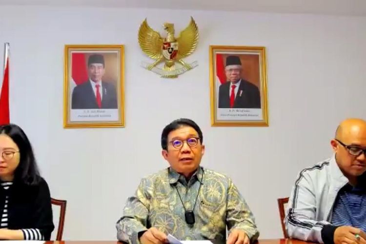  Duta Besar Republik Indonesia untuk Swiss, Muliaman Hadad di konferensi pers secara virtual dari KBRI di Bern, Swiss