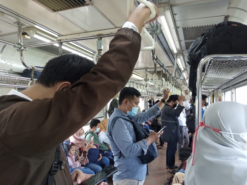 Suasana di KRL tujuan Jakarta