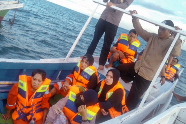 Ditjen Hubla dan Tim bantu evakuasi penumpang kapal tenggelam di Perairan Makassar