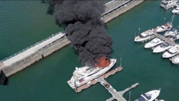 Kapal pesiar tenggelam setelah terbakar saat ditambatkan di dermaga Inggris. (Foto: saudigazette)