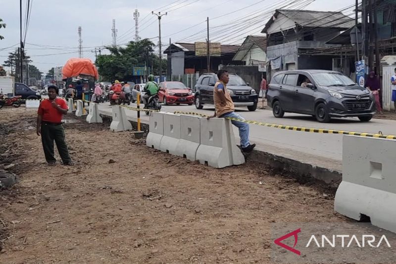 Ruas Jalan Cikarang-Cibarusah di Kabupaten Bekasi, Jawa Barat mulai dilebarkan. (Foto:Antara) 