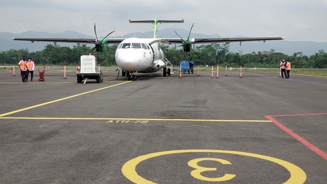 Sebuah pesawat mendarat di Bandara Sorowako Sulawesi Selatan. (Foto:CNN Indonesia)