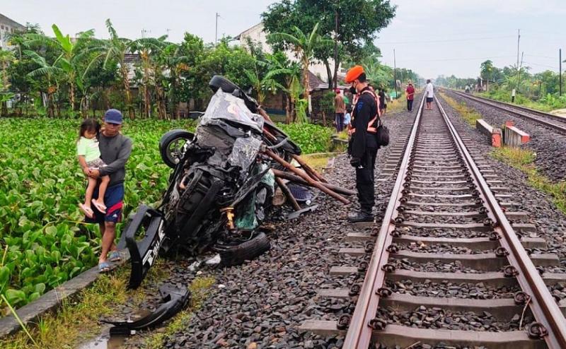 Ilustrasi mobil ringsek tertabrak kereta api di Lamongan, Jawa Timur. (Foto:Ist.)