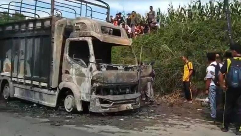 Truk pengangkut pisang yang terbakar di Simalungun menyebabkan dua orang tewas dan dua lainnya mengalami luka bakar. (Foto: iNews.id) 
