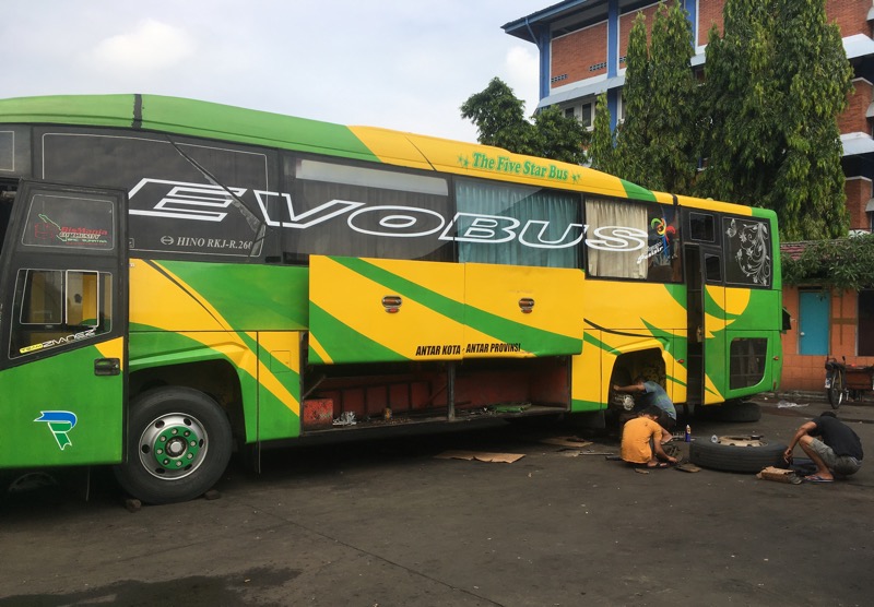 Tiga kru bus Family Raya Berjibaku mengganti kanvas rem di Terminal Bekasi, Senin (30/5/2022). Foto: BeritaTrans.com.