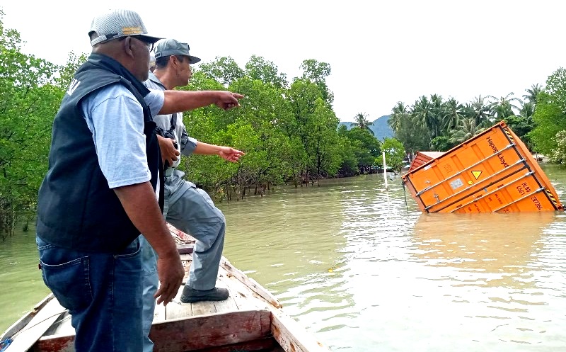 Bakamla mengevakuasi 20 kontainer yang jatuh ke perairan Selat Malaka akibat kecelakaan kapal TB Mega Daya 43 yang menarik Tongkang Marcopolo 188. (Foto: Istimewa)