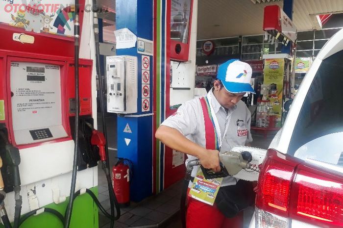 Ilystrasi seorang karyawan SPBU sedang melayani konsumen yang membeli bahan bakar minyak (BBM). (Foto:It.) 