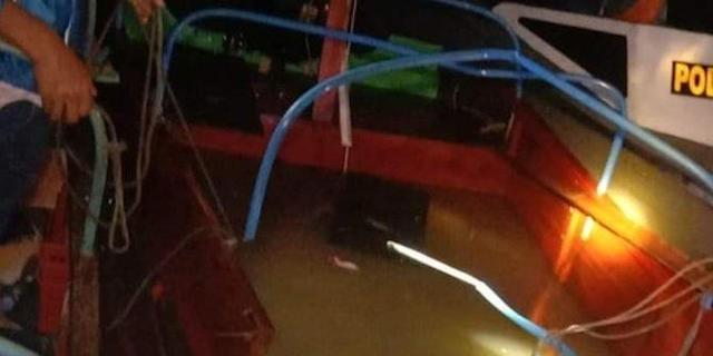 Speedboat yang tenggelam setelah bertabrakan dengan kapal pompong berhasil diangkat. (Foto:Ist.)
