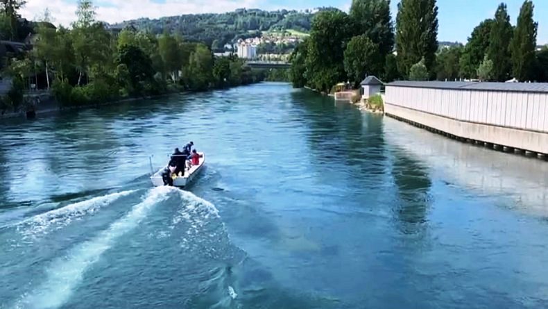 Tim SAR menyisir Sungai Aaree, Kota Bern, Swiss, untuk mencari Emmeril Kahn Mumtadz. (Foto:iNews.id/Kemlu) 