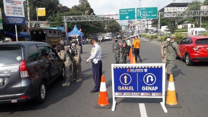 Ilustrasi petugas menjaga ruas jalan yang diberlakukan ganjil genap. (Foto:Ist.)