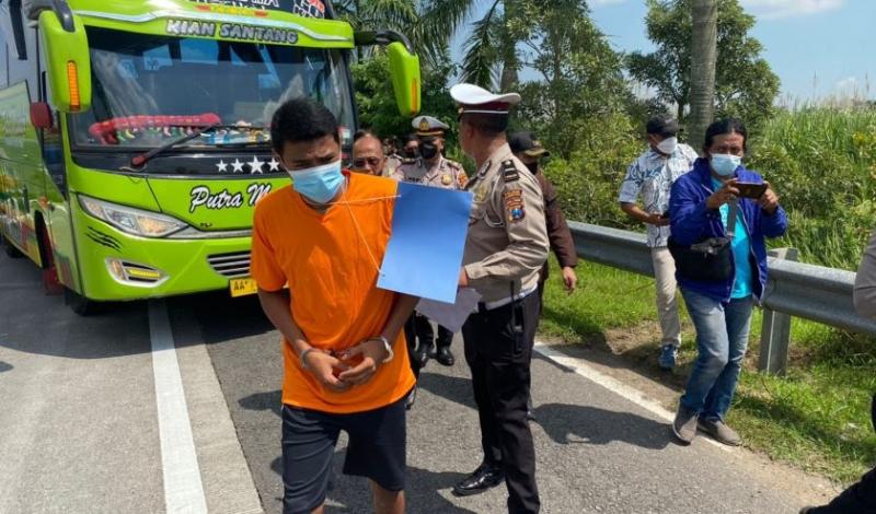 Petugas gabungan melakukan oleh TKP di lokasi kejadian kecelakaan bus pariwisata di Tol Sumo KM 712, Kamis (2/6/2022). (Foto:suarasurabaya.net)