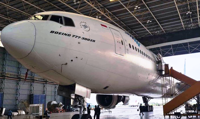 Pekerja Garuda Maintenance Facility (GMF) melakukan pengecekan mesin pesawat Garuda Indonesia yang akan digunakan sebagai armada haji 1443 H/2022 di Hanggar GMF, Bandara Internasional Soekarno Hatta, Tangerang, Banten, Kamis (2/6/2022). (Foto:Antara)