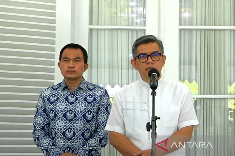 Kakak kandung Gubernur Jawa Barat M Ridwan Kamil, Erwin Muniruzaman, menyampaikan keterangan pers di Gedung Negara Pakuan, Kota Bandung, Jawa Barat, Jumat (3/6/2022). (Foto:Antara) 