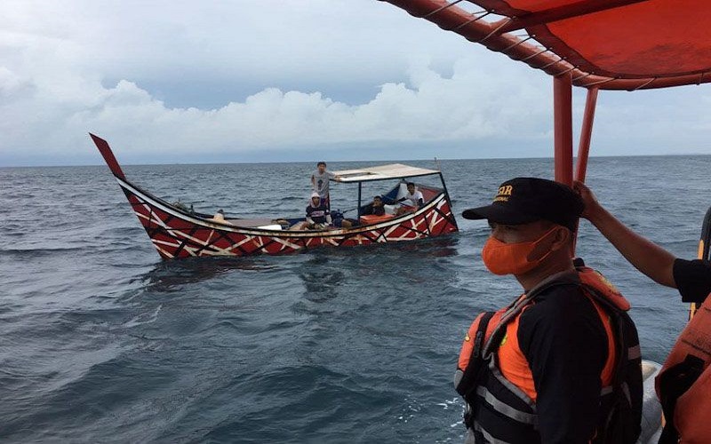 Kondisi gelombang dan angin kencang masih melanda wilayah perairan  pantai barat Aceh. BPBD setempat mengimbau nelayan berhati-hati saat melaut. (Foto:iNews.) 