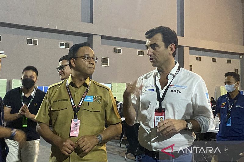 Cheif Championship Officer dan Co-Founder Formula E Alberto Longo (kanan) bersama Gubernur DKI Jakarta Anies Baswedan (kiri) berkunjung ke Media Center Jakarta E-Prix 2022 Jakarta E-Prix International Circuit (JIEC), Jakarta, Jumat (3/6/2022). (Foto:Antara)