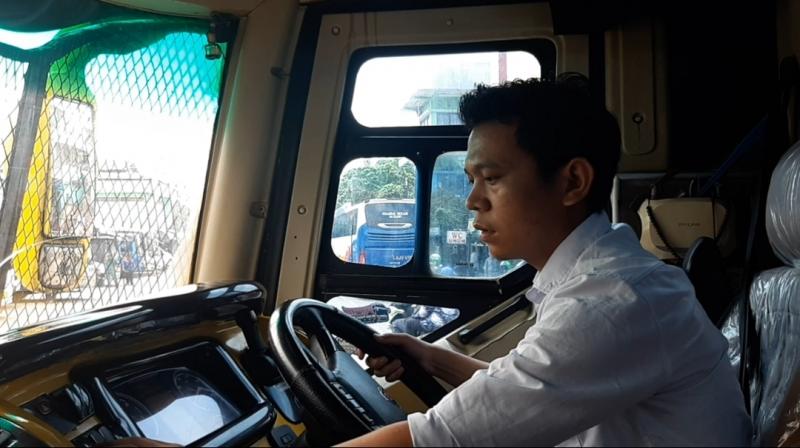 Hendra sedang mengendalikan bus Sempati Star dari Terminal Bekasi menuju Medan. 