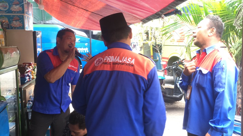 Kru/pengurus bus Primajasa bernyanyi dan berjoget untuk melepas lelah kerja. Foto: BeritaTrans.com.